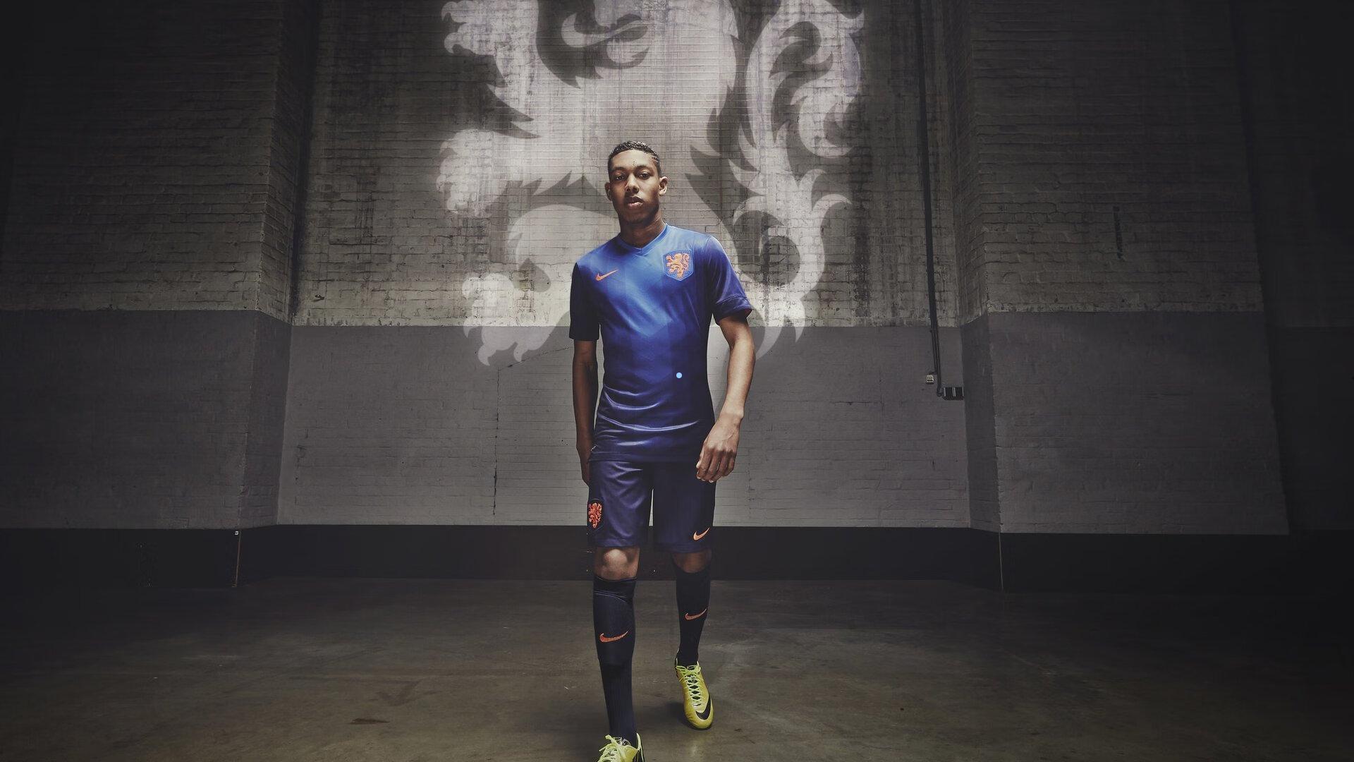 西超杯决赛落幕，阿隆索倡议列队致意遭姆巴佩拒绝，足坛礼仪再起波澜